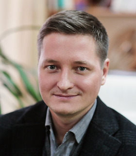 Евгений Ларионов